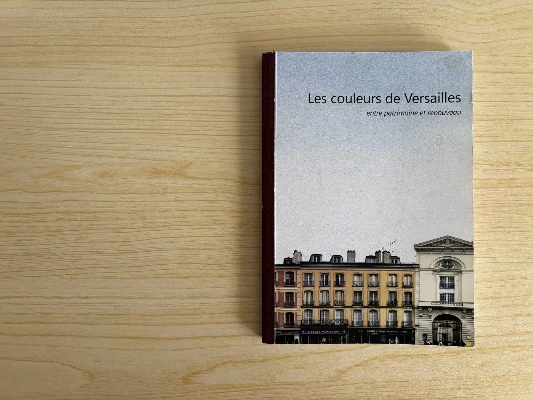 The dissertation “Les couleurs de Versailles — entre patrimoine et renouveau” resting on a wooden table